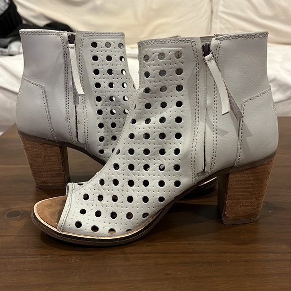 TOMS Basketweave Majorca Leather Peep-toe Bootie Dove white side zip size 7.5 - Picture 6 of 8